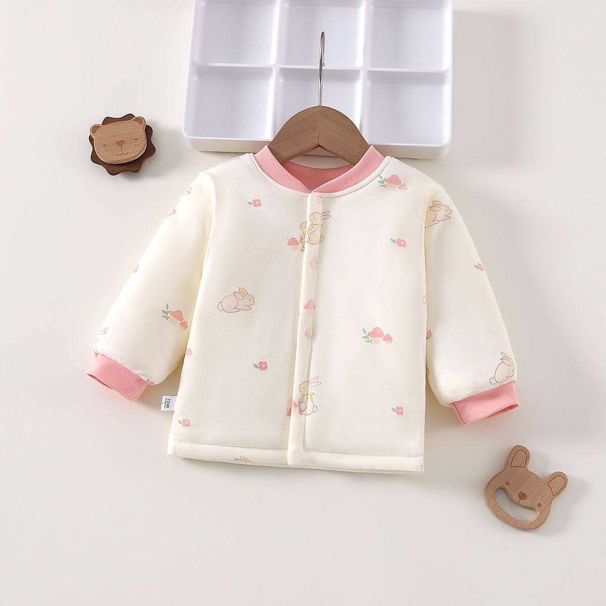 婴儿冬季内胆保暖棉服上