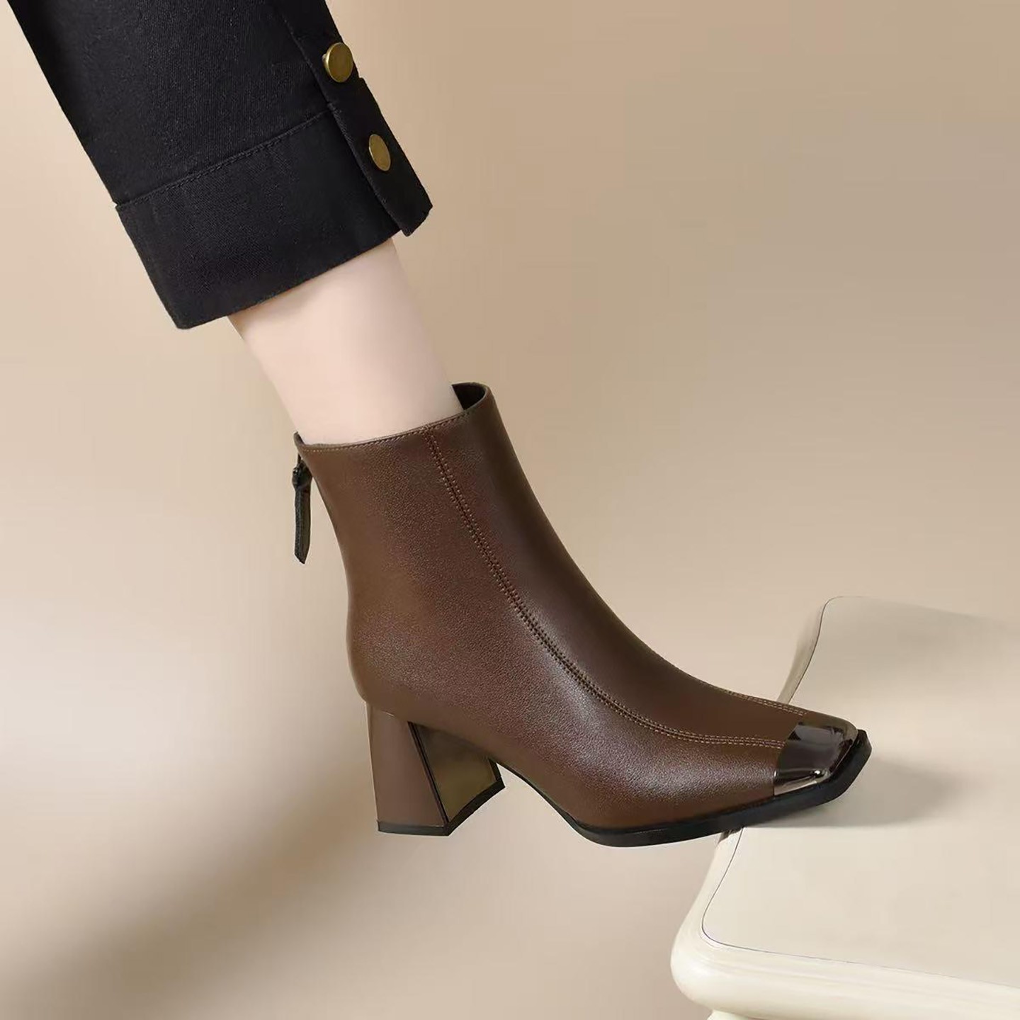 临蔡女鞋方头粗跟短靴小个子时装裸靴秋冬季女士皮鞋瘦瘦马丁a01