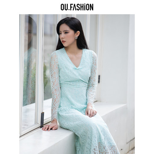 V领设计加上钉珠装饰蕾丝连衣裙