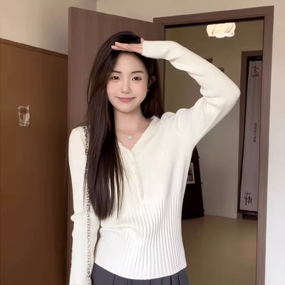白色V领长袖针织衫女秋冬