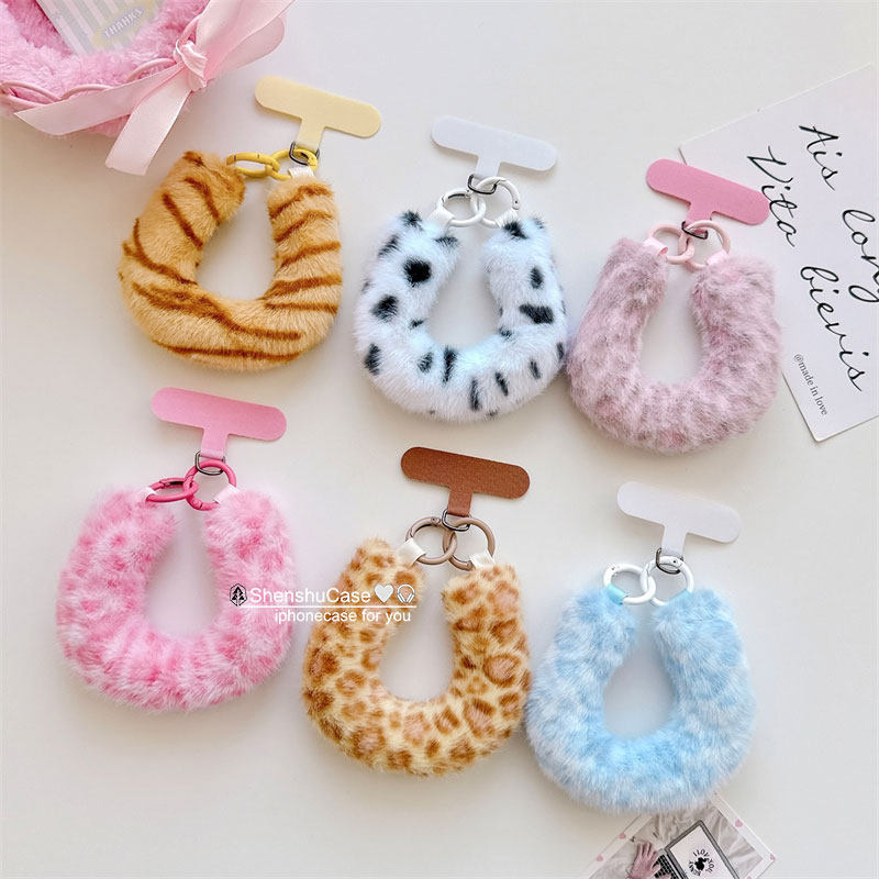 新款獭兔毛豹纹手机挂件可爱毛绒挂饰个性小众创意手机链挂件复古秋冬ins网红超火C手腕带挂绳手机壳垫片防丢