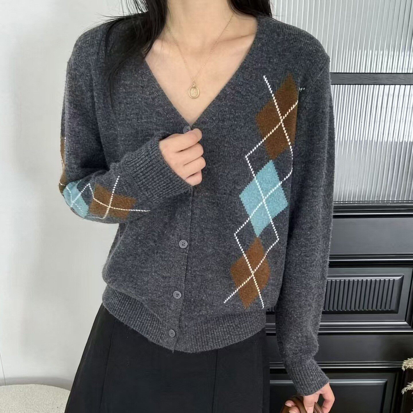 韩系复古V领拼色菱格针织开衫女秋冬款毛衣外套上衣女装工厂a9