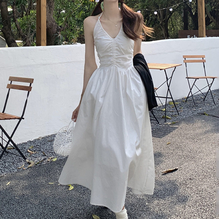 法式白色挂脖吊带连衣裙女夏季泰国仙气森系露背海边度假蓬蓬长裙