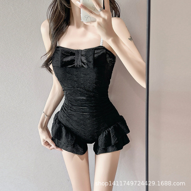2025新款连体白色泳衣女保守吊带平角显瘦遮肚日系可爱小胸泳装女