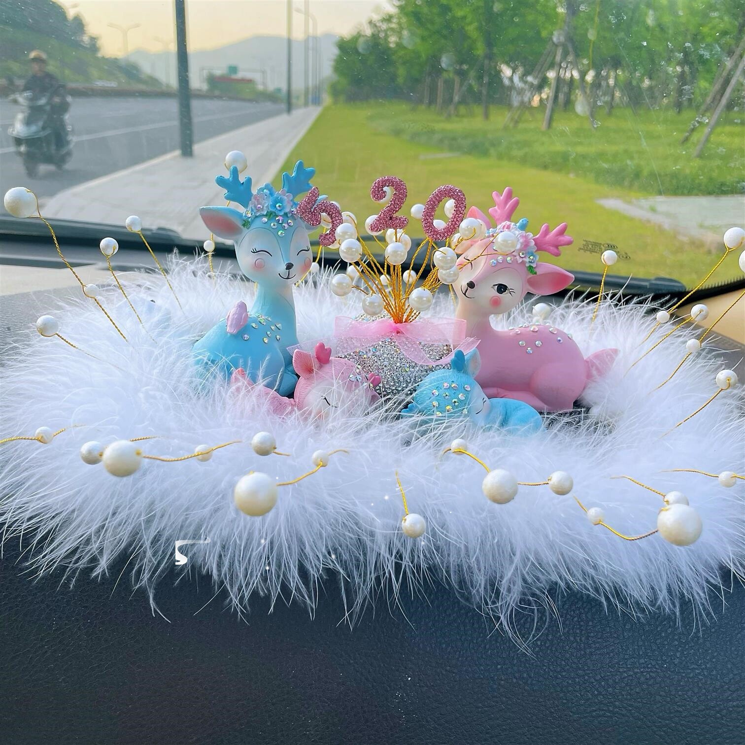 【镶钻款】车内装饰一路平安鹿汽车香水摆件创意摆件女可爱保平安