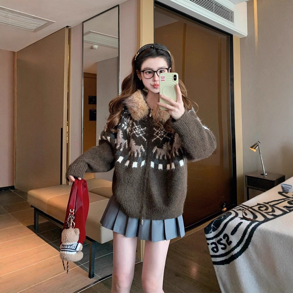 棕色提花小马毛衣外套女2025新款冬季加厚高级感连帽毛领针织开衫