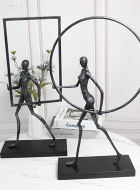 现代简约创意黑色人物摆件扛圈人售楼部酒店家居抽象软装饰品摆设