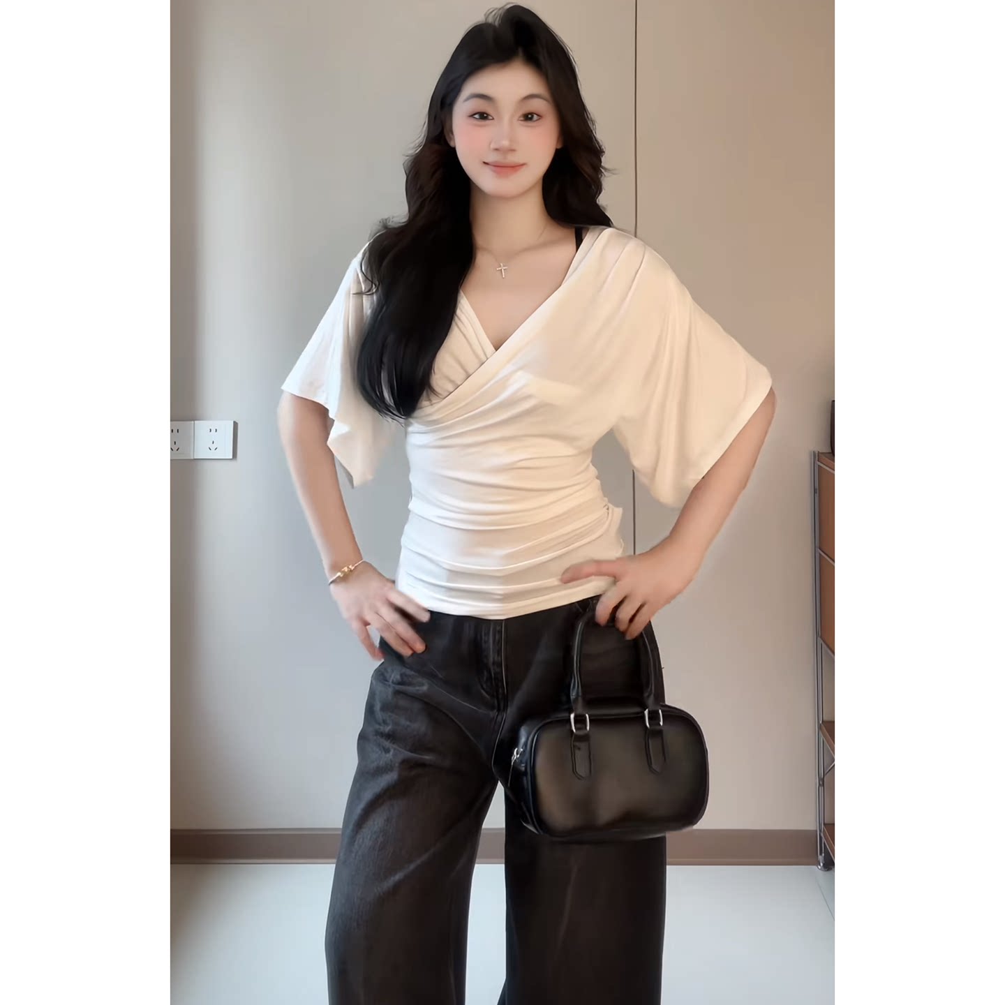 纯欲风辣妹交叉V领白色蝙蝠袖短袖上衣显瘦气质百搭收腰小众罩衫