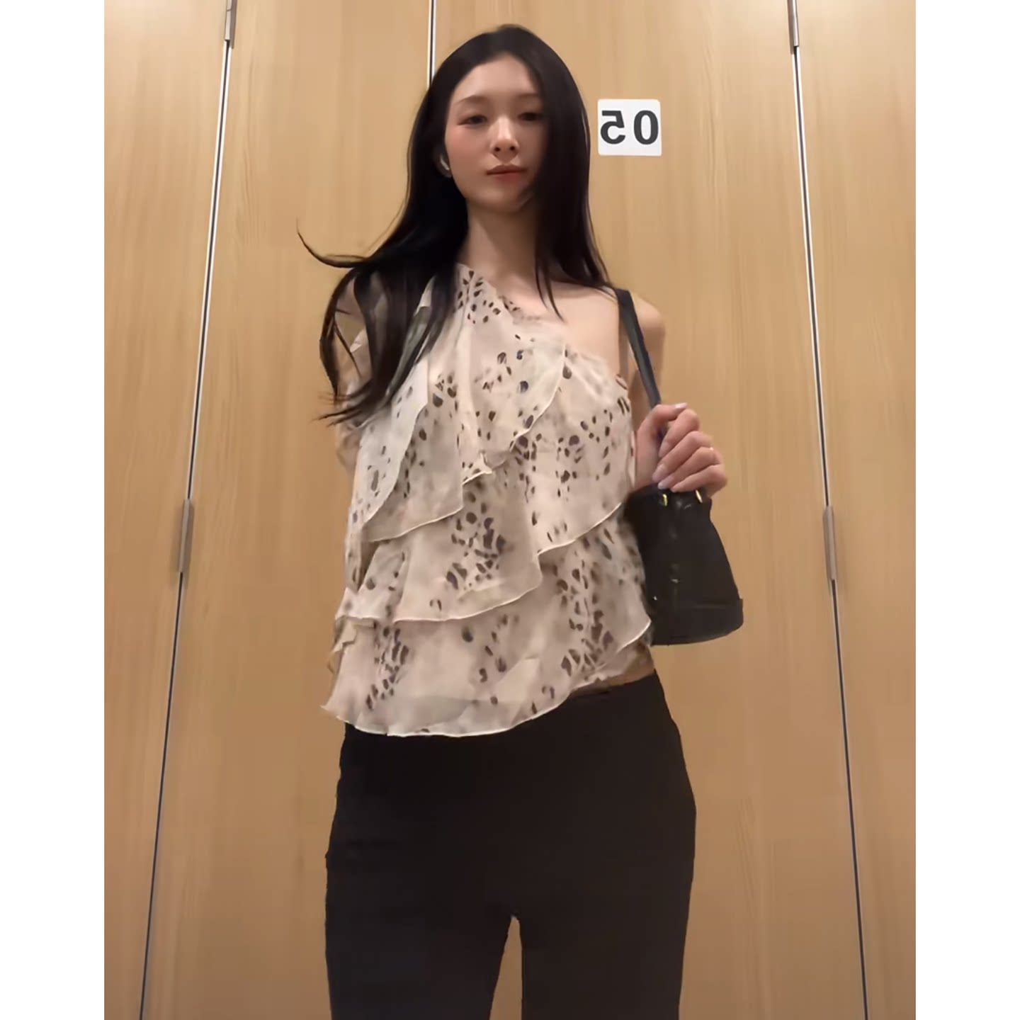 法式气质高级感豹纹印花不规则荷叶边单肩背心显瘦百搭露肩上衣女