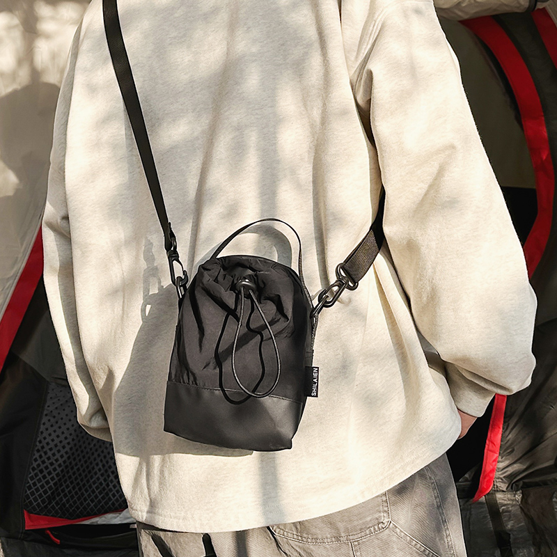 轻便斜挎水杯包女多功能便携手机水壶包自行车雨伞户外战术小包男