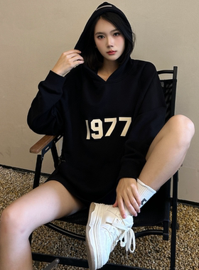 ESSENTIALSKKK2024年春季新款连帽卫衣女情侣1977中长款套头上衣