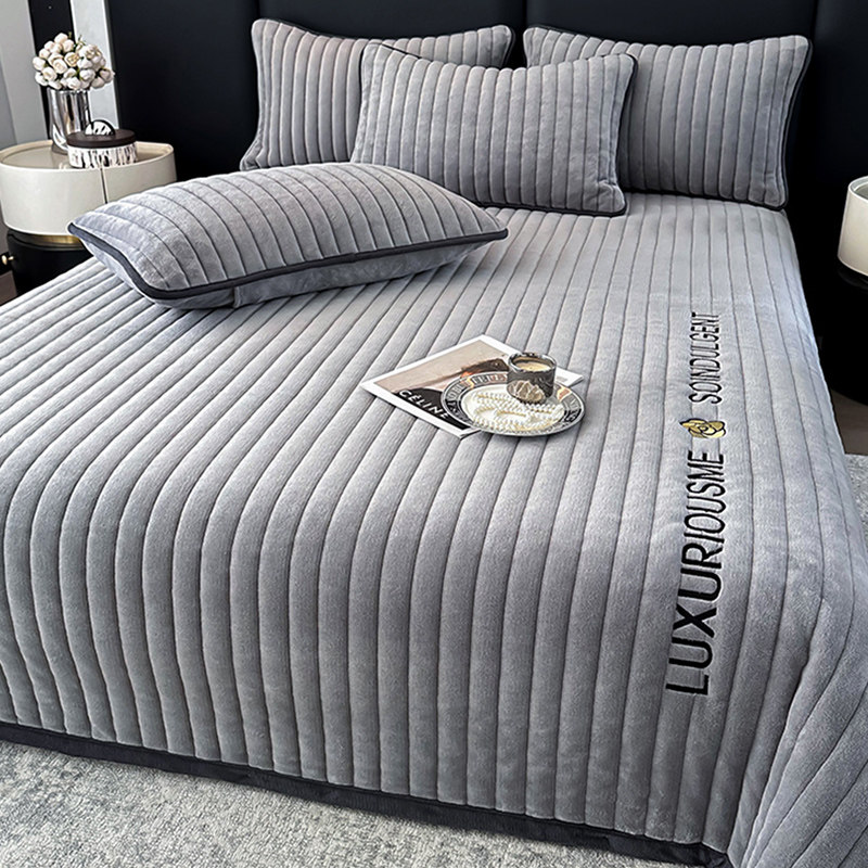 高品质刺绣牛奶绒夹棉床盖