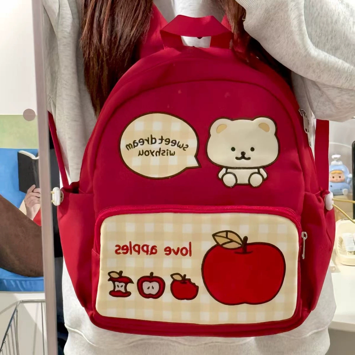 可爱卡通ins新款撞色百搭苹果小熊大容量学生双肩包百搭出行背包