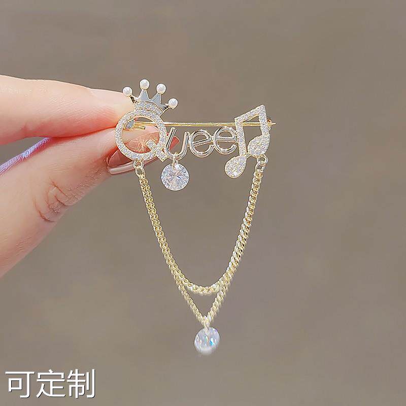 满钻流苏字母胸针女百搭
