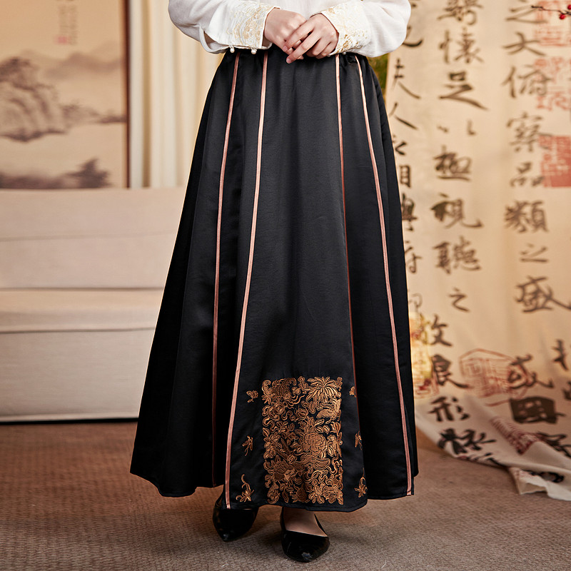 陌遇人丝缎面刺绣改良马面裙