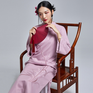 陌遇2025秋冬新款 中国风复古刺绣茶服改良旗袍中长款毛呢连衣裙