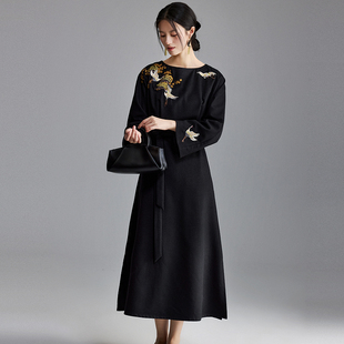 陌遇原创秋冬新款 设计感圆领刺绣气质长裙 新中式系带优雅连衣裙