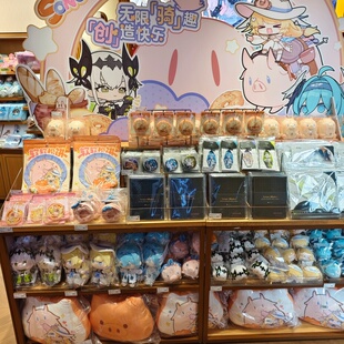 MINISO二重螺旋周边毛绒娃娃靠枕挂件公仔名创优品