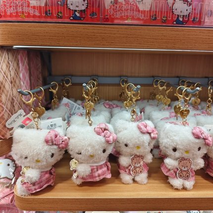 MINISO三丽鸥家族复古格纹侧姿抱熊挂件Hello Kitty款名创优品