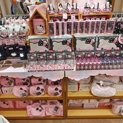 名创优品hellokitty闪闪派对包玩偶挂件帽子手套化妆包MINISO