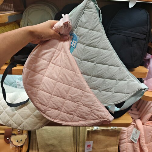 名创优品AIR系列西瓜包薄荷绿樱花粉饺子包斜挎包MINISO