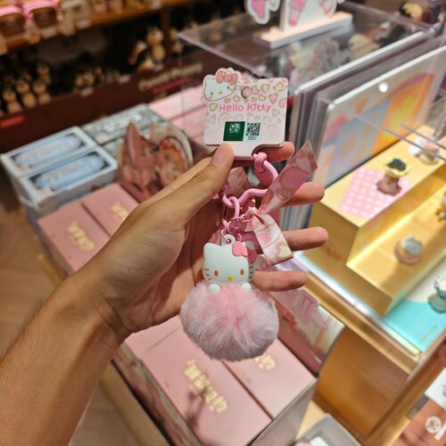 MINISO三丽鸥家族豹纹系列HelloKitty毛球发光挂件名创优品