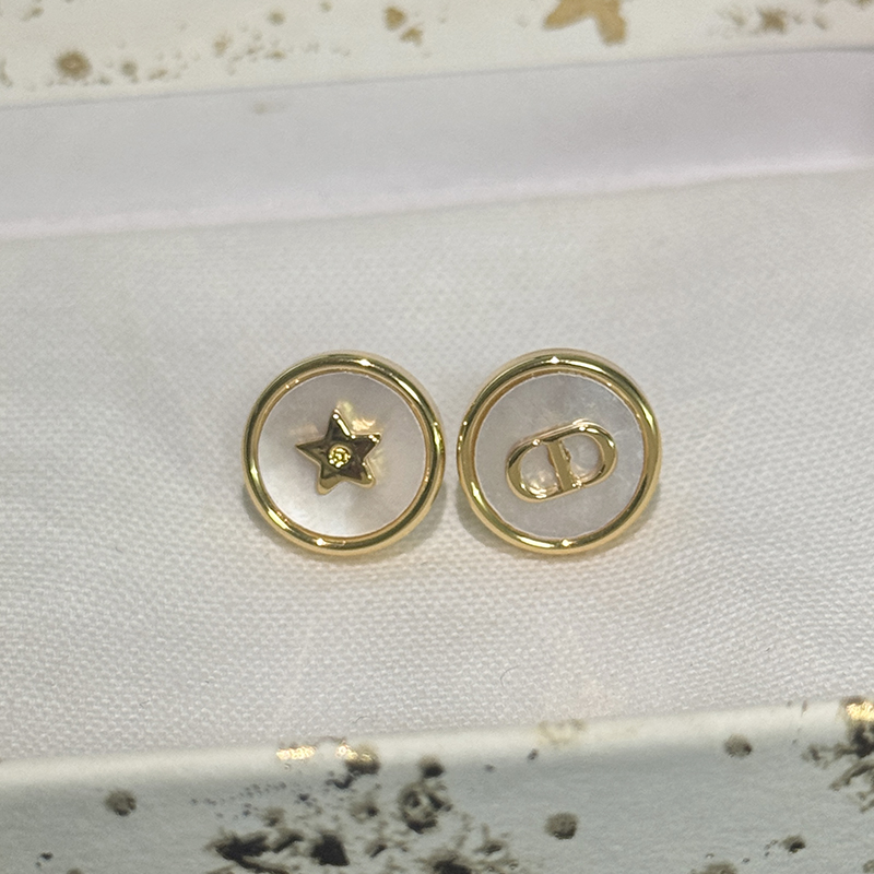 2025年新款CD金色圆形五角星纽扣圆形贝母耳钉女轻奢简约小巧耳饰