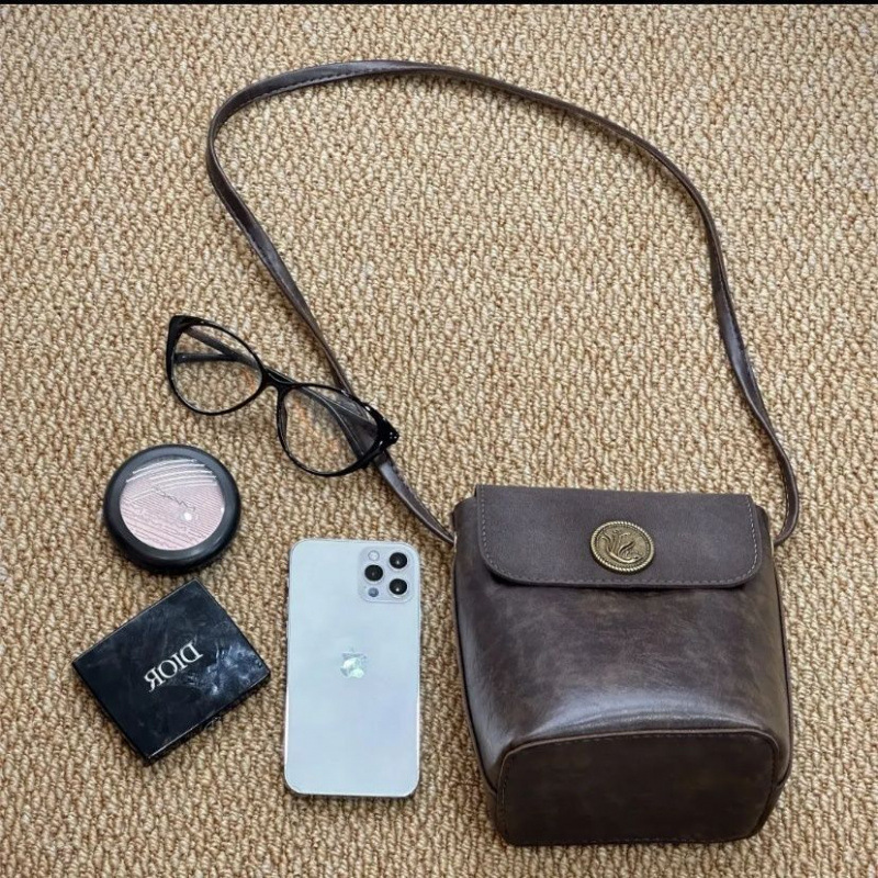 2026韩式高级感斜挎包包女百搭休闲小众水桶包包竖款复古潮流单肩