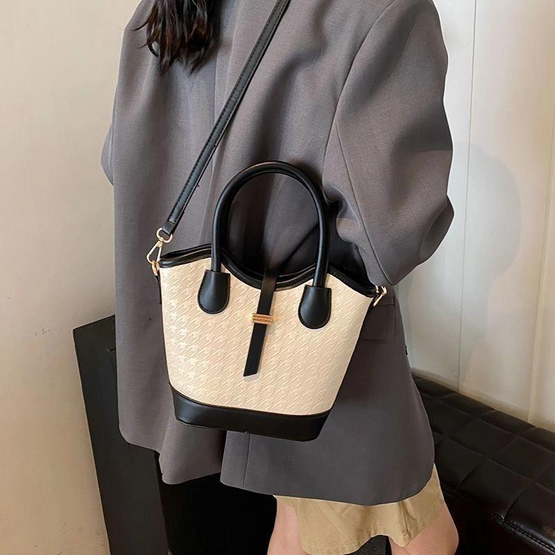 2026小众手提高级手提包小包斜挎包2025时尚超火新款单肩水桶百搭
