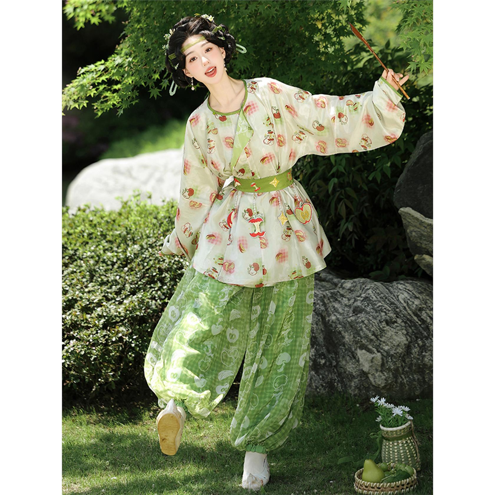 原创唐制绣花短款圆领袍