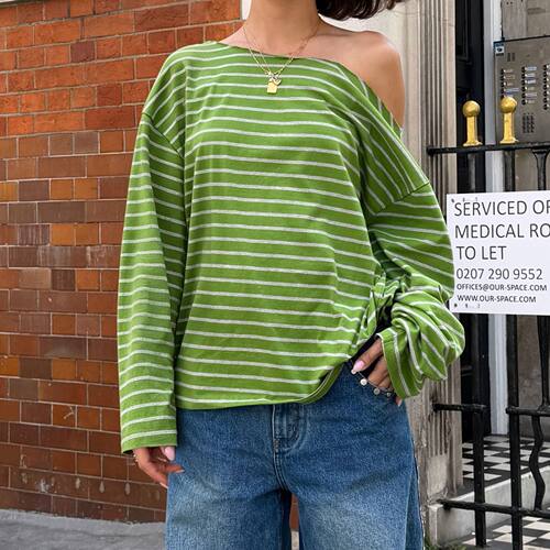 Loose off shoulder long sleeved top条纹宽松露肩长袖上衣女T恤