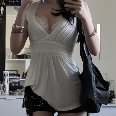 Low cut lace V-neck T-shirt 纯欲低胸蕾丝拼接V领T恤女收腰短袖