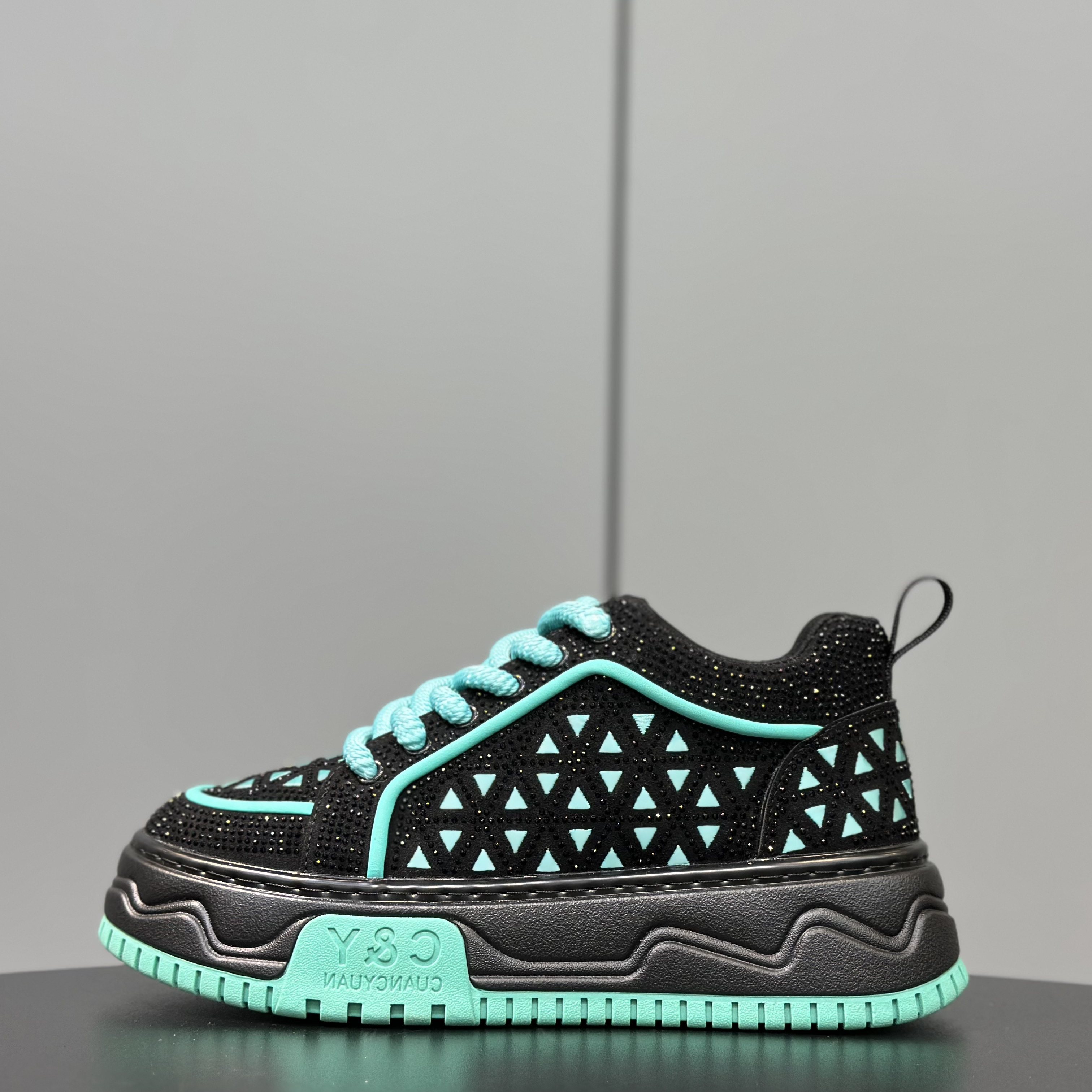 冬季拼色厚底镂空透气男板鞋