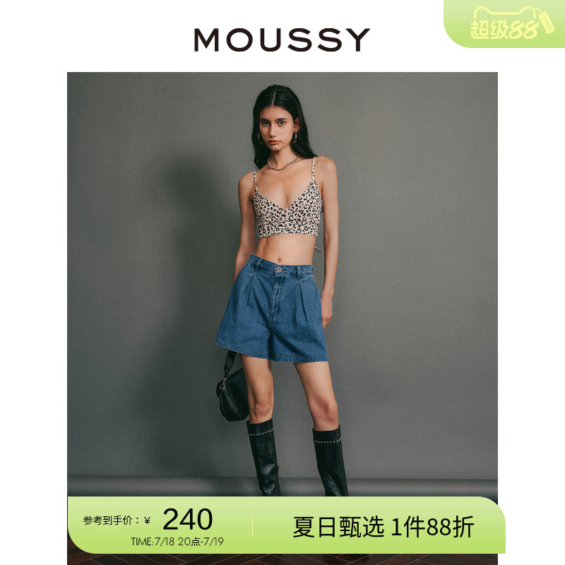 高腰牛仔短裤，穿着体现甜美可爱的一面
