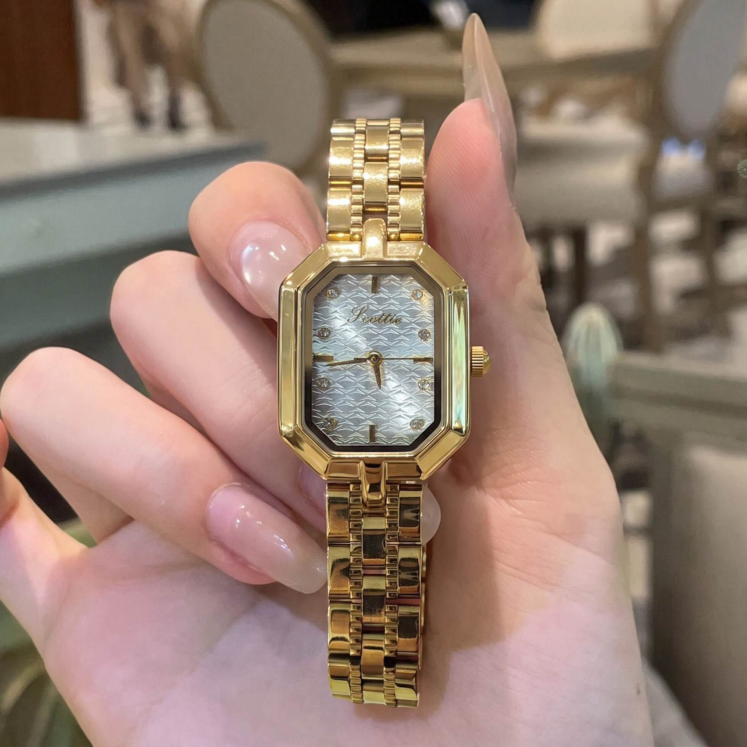 简约高级感金色手表女小众女款轻奢女士精致腕表气质设计时尚新款