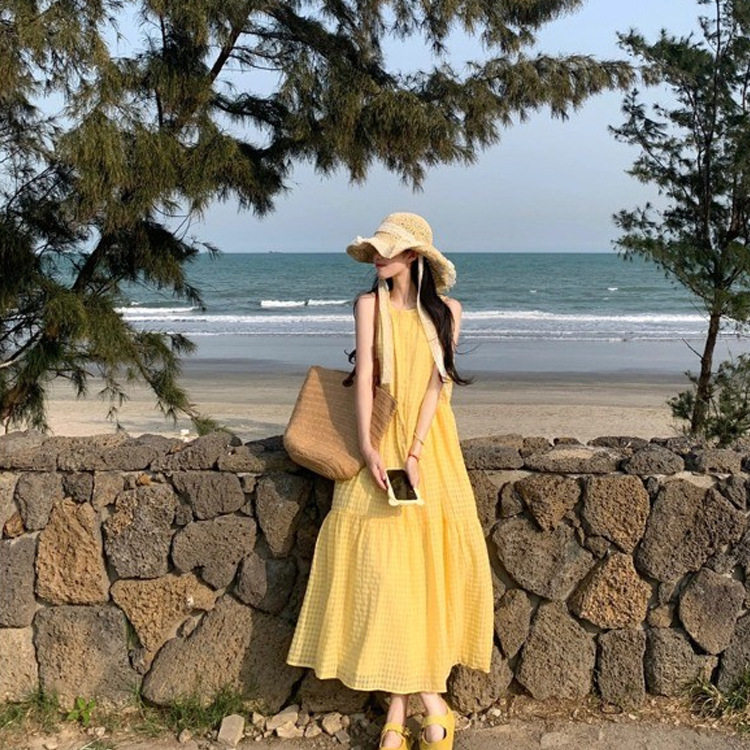 海边度假温柔风黄色格子背心连衣裙女夏季新款宽松显瘦长裙子