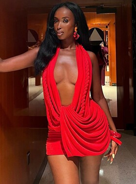 Hanging neck, revealing backpack, buttocks skirt挂脖包臀裙女