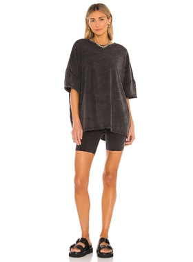 Free People 炭灰色做旧日常舒适通勤口袋T恤短裤套装 revolve