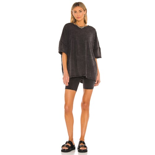 Free People 炭灰色做旧日常舒适通勤口袋T恤短裤套装 revolve