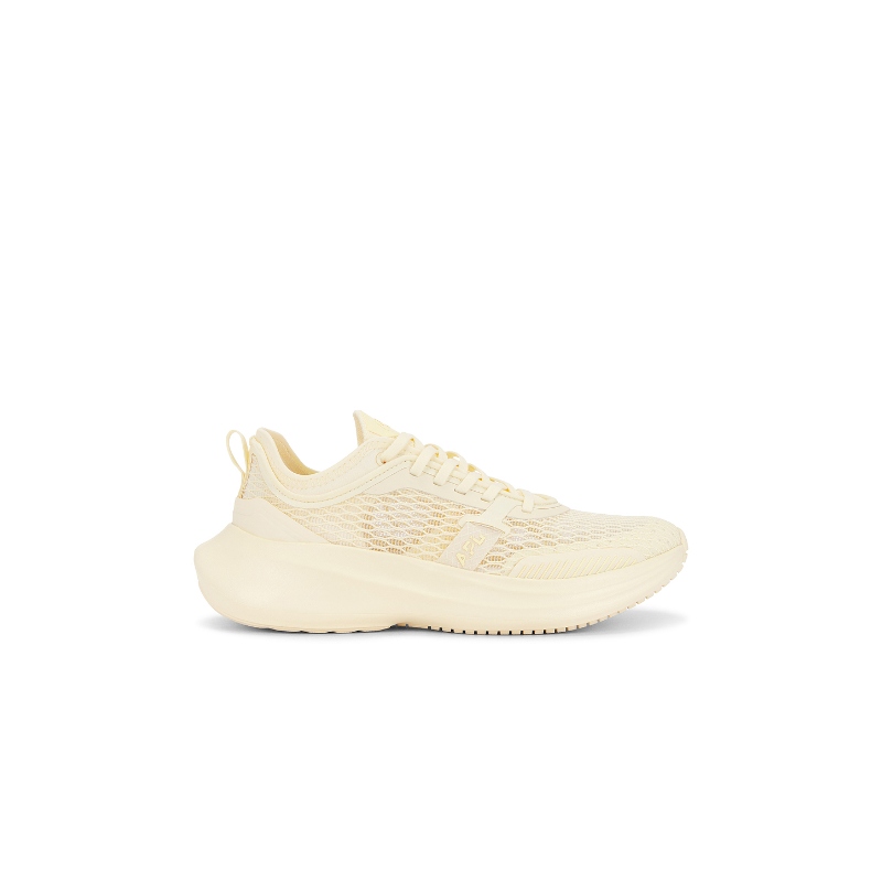 APL: Athletic Propulsion Labs 运动鞋 奶油色 运动REVOLVE女鞋
