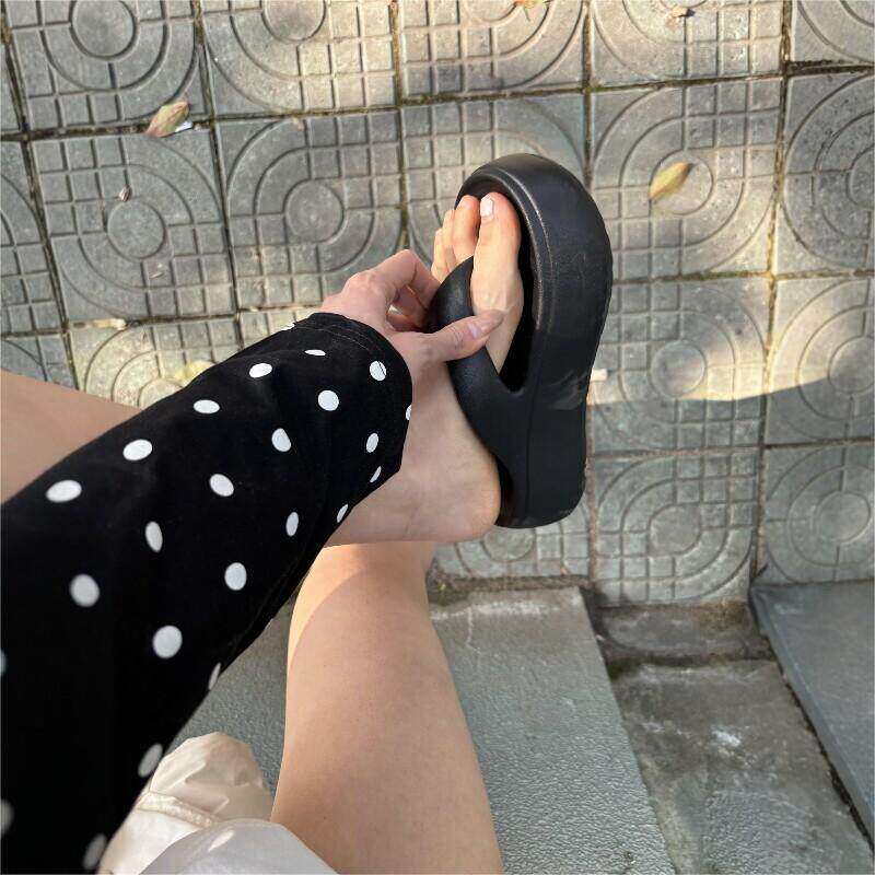 黑色厚底踩屎感人字拖女