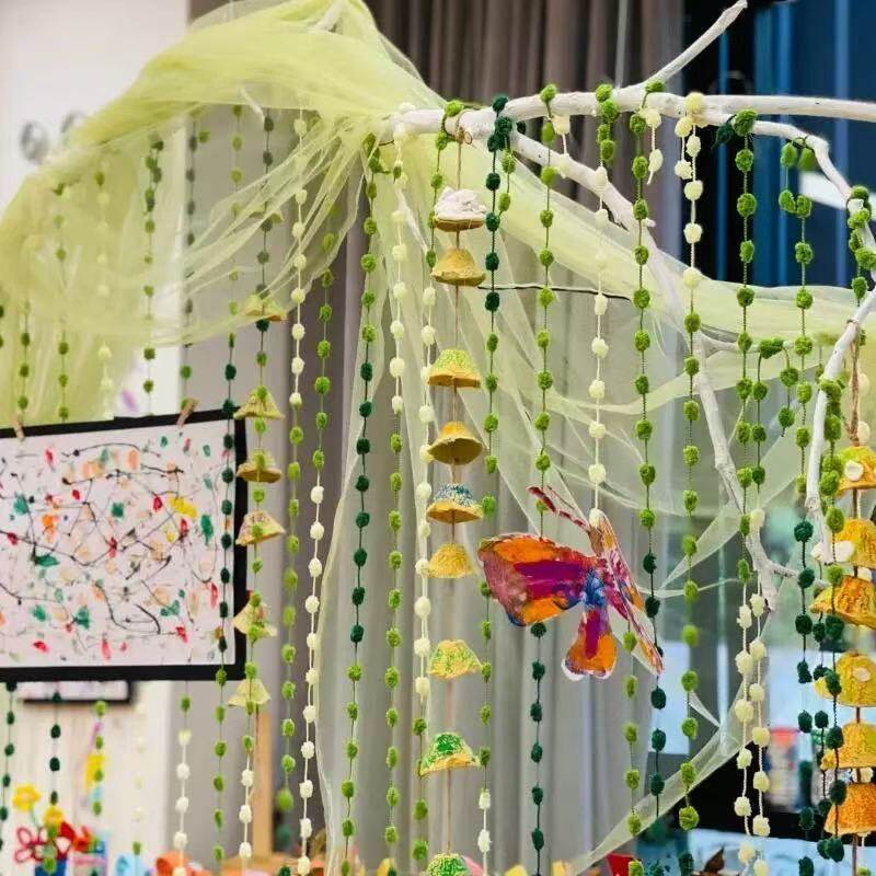 美工区创意diy春天球球毛线吊饰幼儿园班级森系绿色环创装饰教室