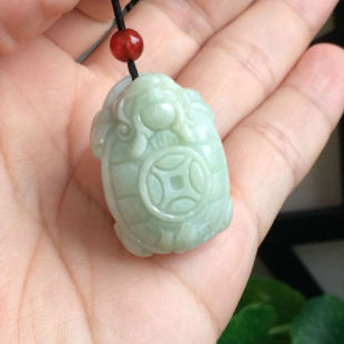 天然翡翠a货水润浅绿金钱龙龟吊坠水好细腻精雕饱满玉坠