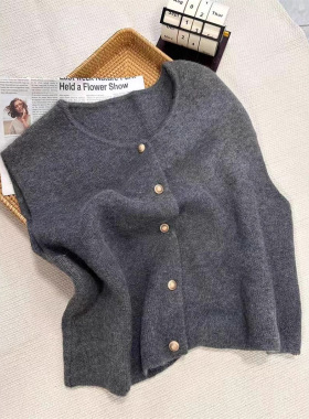 高级感灰色小金扣针织马甲女春秋软糯叠穿毛衣背心设计感无袖上衣