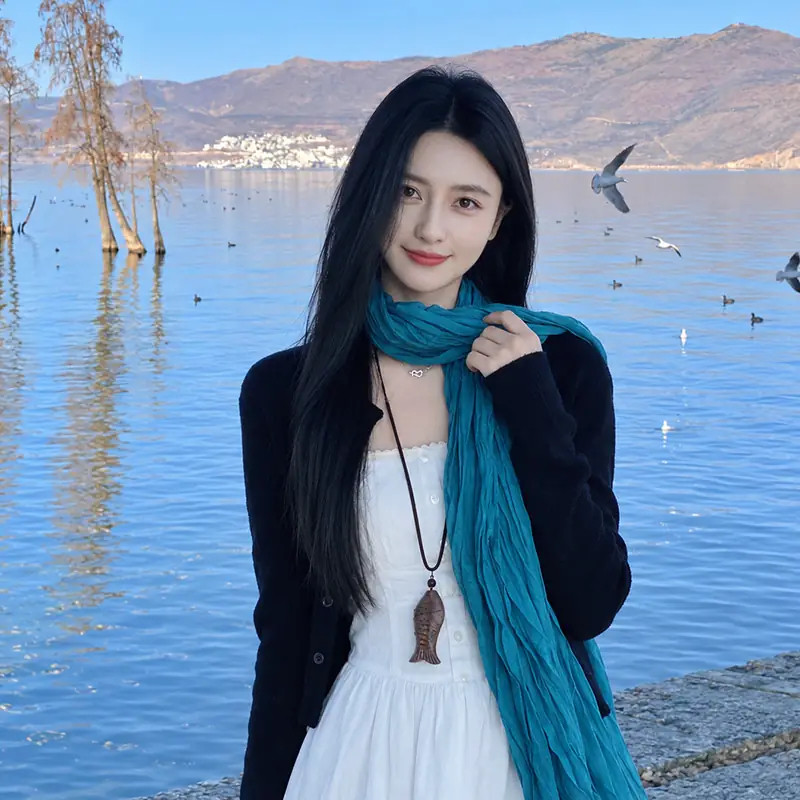 文艺风湖蓝色褶皱丝巾女秋冬氛围