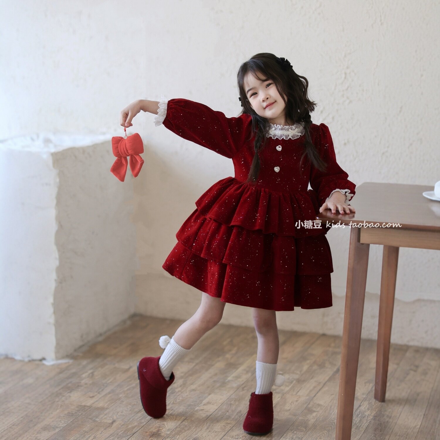 女童红色闪闪丝绒连衣裙蛋糕裙2025冬季女孩加绒公主裙圣诞蓬蓬裙