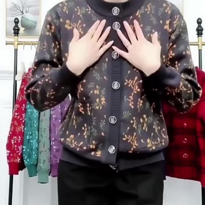 妈妈冬装加绒毛衣外套中
