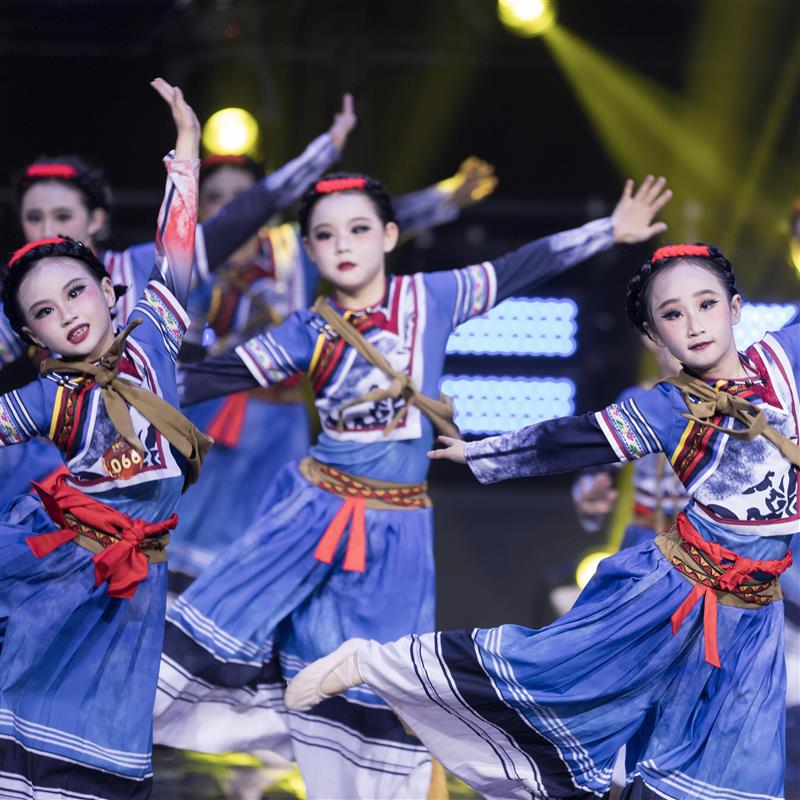 天梯下的新家舞蹈演出服山路上的孩子儿童表演服少数民族彝族服装