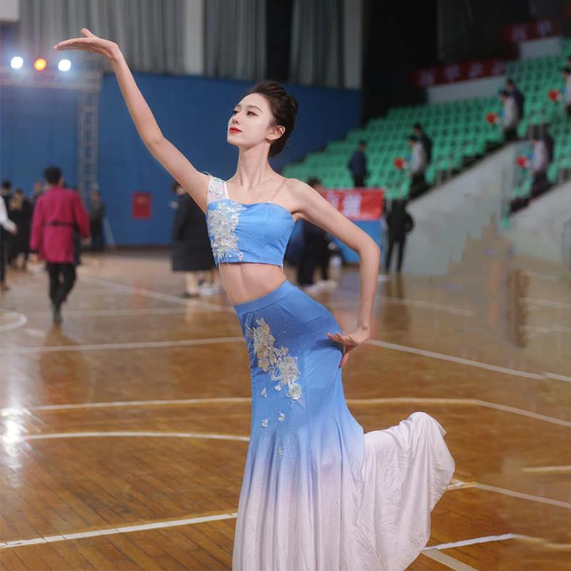 新款傣族舞蹈出女学生服艺WXU考孔舞蹈裙演渐层鱼尾雀裙修身练习