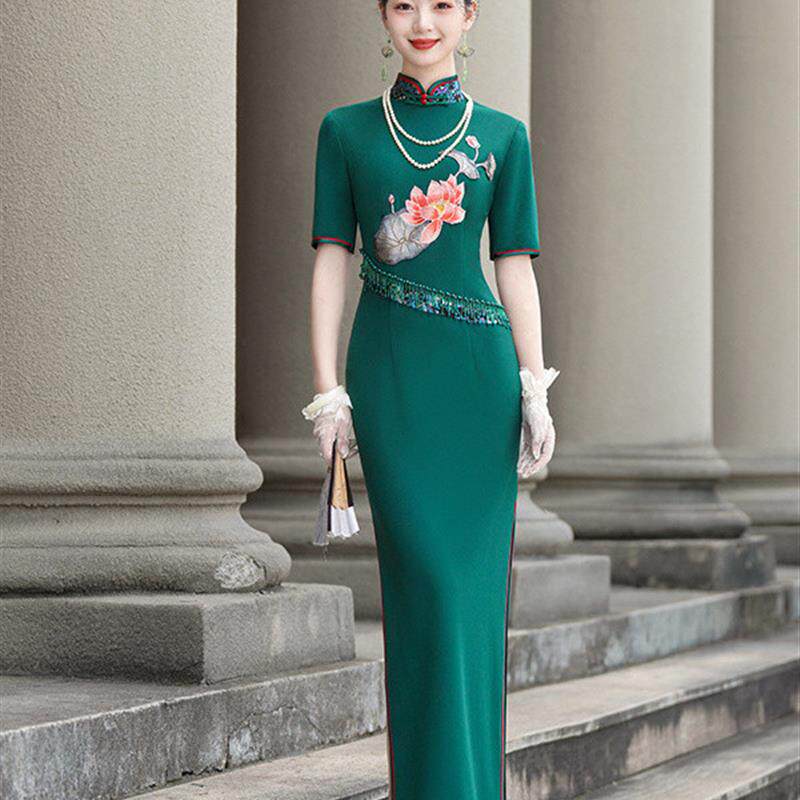 绿色旗袍2025新款中式走秀高端大气上档次年轻款国风流苏旗袍团体